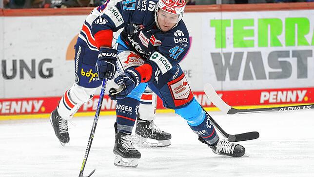 Gegen die Iserlohn Roosters mussten die Schwenninger Wild Wings (vorne Alexander Karachun) zuhause eine Niederlage hinnehmen.