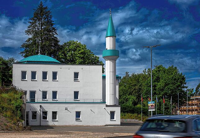 Die Moschee am Ortseingang von der Bundesstraße 311.
