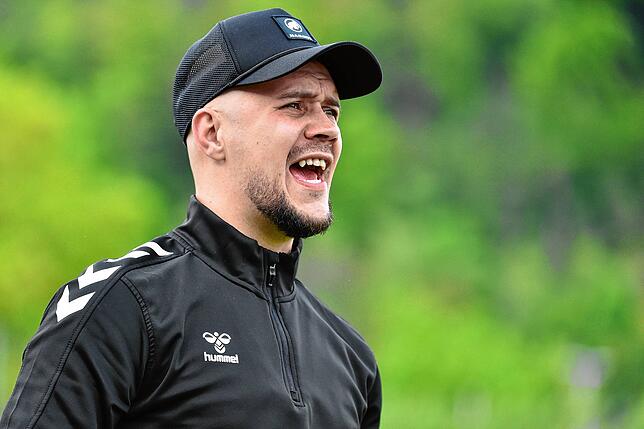 Noch viel zu tun: Emilian Iancu hatte am Spielfeldrand viel zu tun und hielt es kaum in der Coachingzone. „Wir müssen aus den letzten ...