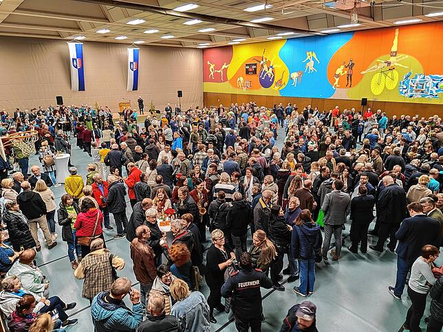 Mehr als 700 Klettgauer verfolgten die Bekanntgabe des Wahlergebnisses in der Erzinger Sporthalle.