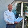 Kai Georg, Anwalt und Sprecher der Interessensgemeinschaft „Wir.sind.Donaueschingen“ mit dem Papierstapel der Unterschriftenlisten.