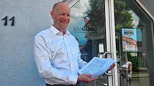 Kai Georg, Anwalt und Sprecher der Interessensgemeinschaft „Wir.sind.Donaueschingen“ mit dem Papierstapel der Unterschriftenlisten.