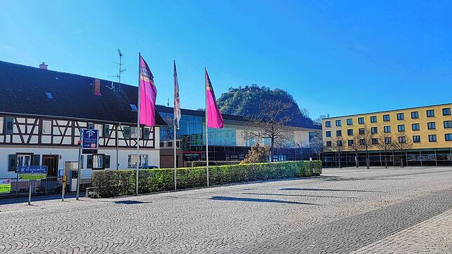 Heute sieht der Singener Rathausplatz ganz anders aus als vor 25 Jahren. Der Hohentwiel ist aber immer noch gut zu sehen.