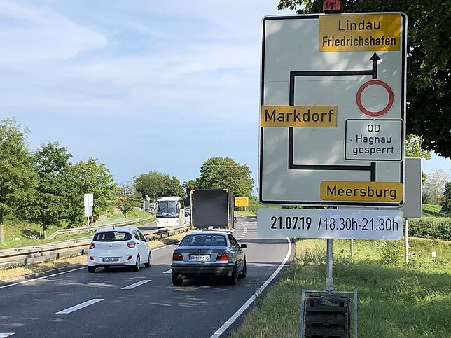 Kurz vor Stetten wird die Sperrung angezeigt, hier wird der Verkehr während der Sperrung Richtung Markdorf abgeleitet.