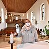 Mesnerin Karin Schwenk zündet in der St. Martinskirche in Hondingen eine Kerze an.