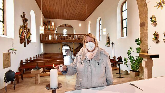 Mesnerin Karin Schwenk zündet in der St. Martinskirche in Hondingen eine Kerze an.