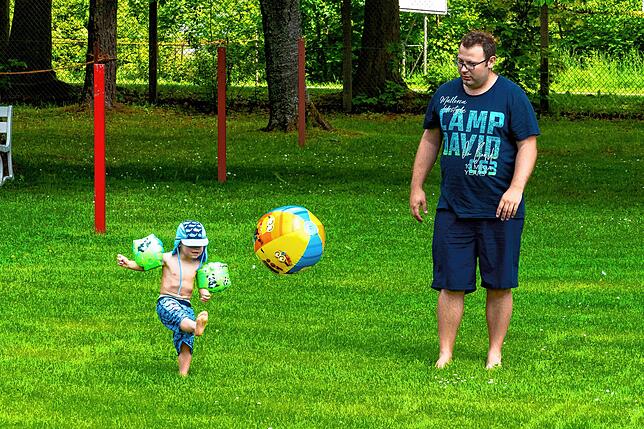 Elias Schmidt beim Fußballtraining mit Vater Marc.