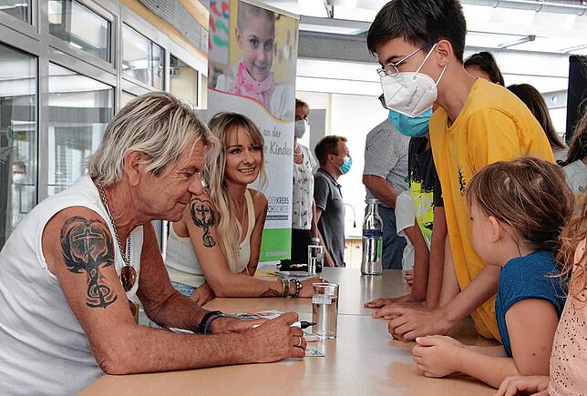 Matthias Reim und Christin Stark bei einer Autogrammstunde in der Nachsorgeklinik Tannheim 2020.