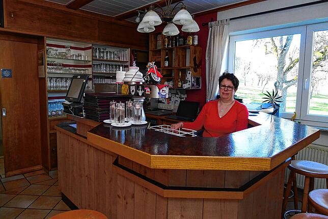 Nichts ging mehr auch im Gasthaus „Jägerstüble“ in Wittenhofen, wo Wirtin Andrea Manz allein in der Gaststube steht. 2021 ...