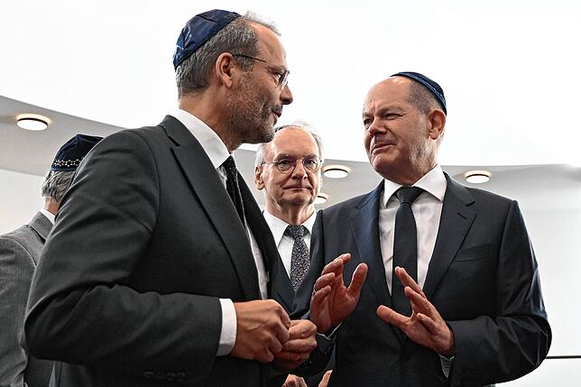 Felix Klein besucht mit Bundeskanzler Olaf Scholz die neu erbaute Synagoge in Dessau-Roßlau, dazwischen steht Reiner Haseloff (CDU), ...