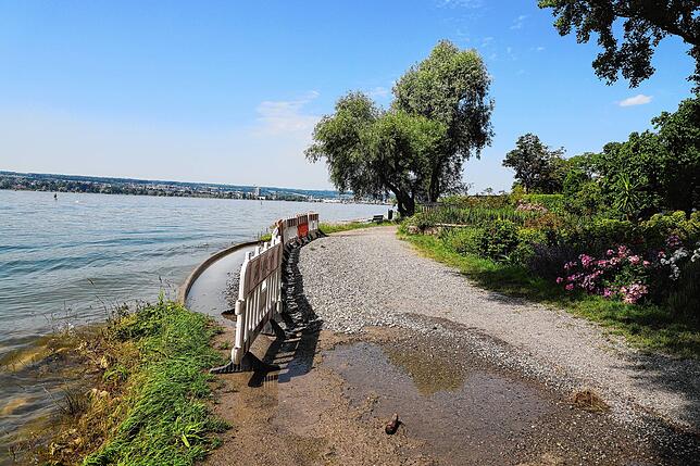 Die Absperrung sorgt dafür, dass Fußgänger nicht in das dahinterliegende und mit Wasser gefüllte Loch fallen.