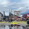 Zwei Feuerwehrleute der Werksfeuerwehr von Maggi löschen bei der Jahreshauptübung einen simulierten Brand in einer Halle. Für den ...
