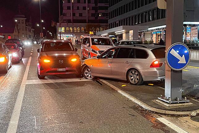 Mitten in Baden kracht ein Betrunkener (28) mit seinem Auto zuerst in eine Ampelanlage, dann in ein anderes Auto.