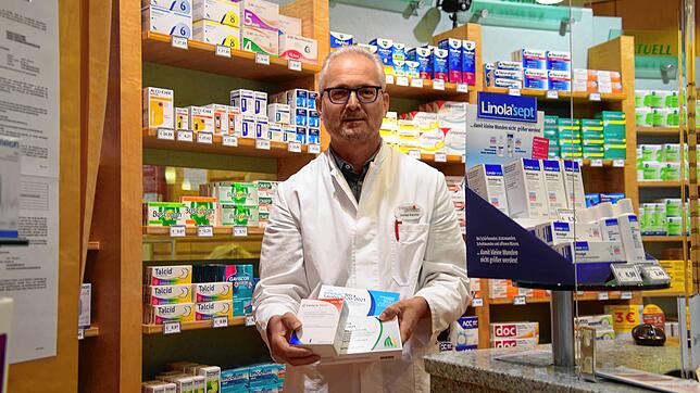 Thomas Karcher, Inhaber der Paradies-Apotheke in Villingen, kann die Ärzte, mit denen er zusammenarbeitet derzeit noch beliefern. ...