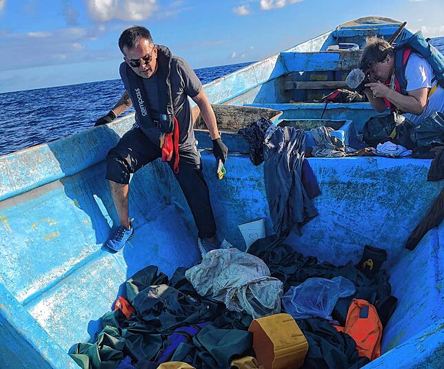 Gerd Geißendörfer (links) und Kameramann Peter Sághy von der Crew von „Sarah“ untersuchen ein verlassenes Boot auf dem ...