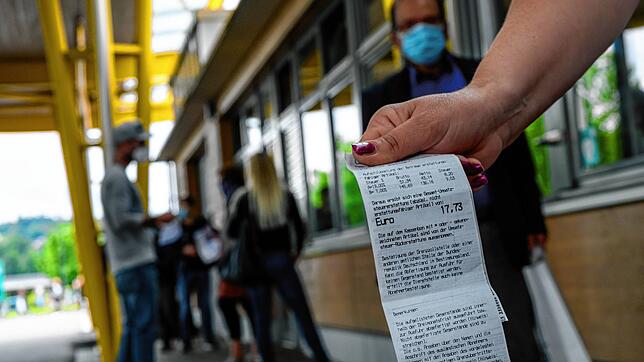 Am Emmishofer Zoll stehen die Menschen im Sommer 2020 mit Kassenzetteln Schlange &ndash; sie wollen sich die Mehrwertsteuer zurückholen. ...