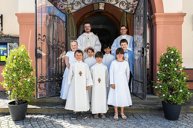 Die Erstkommunionkinder aus Dettingen (von links): Lea-Marie Koenig, Noah Fangauer, Lioba Sinner, Ruben Baier, Anian Straßer, Annalena ...