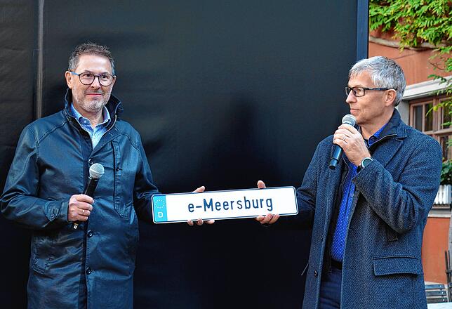 Meersburgs Bürgermeister Robert Scherer (rechts) überreicht bei der Auftaktveranstaltung zum Projekt „Meersburg ...