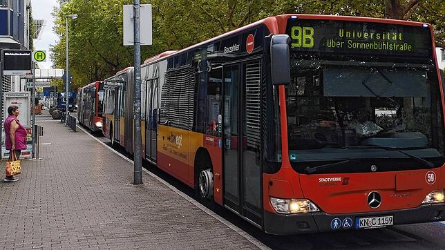 Zwei Busse fahren die Haltestelle Bürgerbüro an der Unteren Laube in Konstanz an.