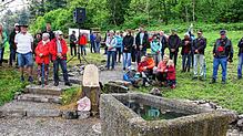 Zahlreiche Gäste beobachten die Reaktivierung des Ursula-Brunnens. Der Förderverein Freunde des Mägdeberg hat damit ein weiteres Ziel ...