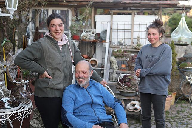 Vater Andreas Serpi mit seiner Tochter Elischa (links). Rechts Rebecca Dietrich, die auf dem Hof arbeitet und lebt.