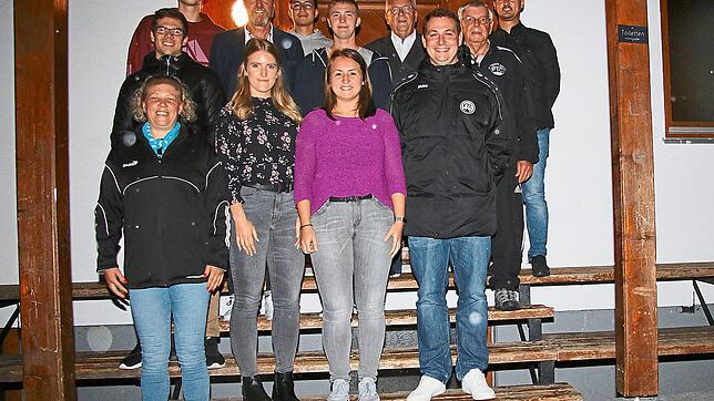 Gewählte und Geehrte des Fußballclubs Triberg stellen sich dem Fotografen. Vorne (von links) Alexandra Haas, Aleksandra Gardas, Lisa ...