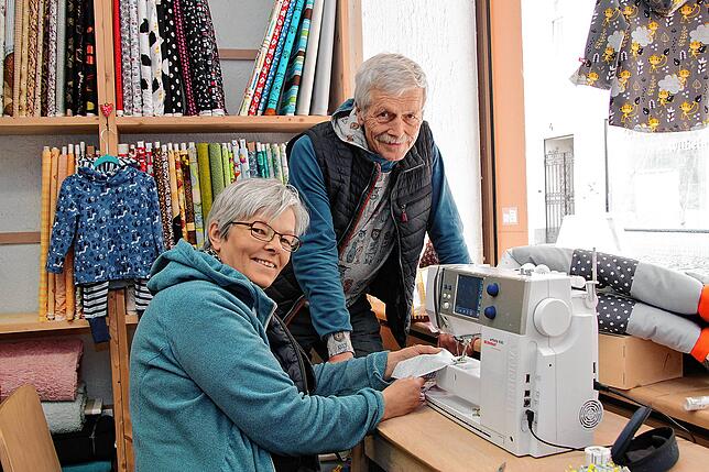 Elke Schucker und Josef Emmrich von der Villinger Stoffgalerie erwarten, dass durch die Maskenpflicht in Baden-Württemberg die Nachfrage ...