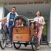 Jan Otte und Marion Hansberg-Otte holten ihre Kinder Linus, Mia und Paul beim Kinderhaus am Rhein ab. Die Fahrräder sind im Stadtgebiet ...