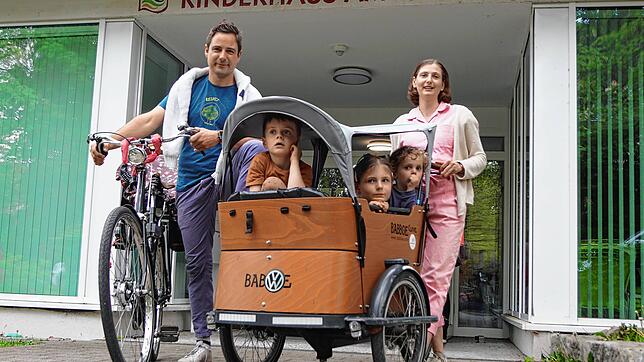 Jan Otte und Marion Hansberg-Otte holten ihre Kinder Linus, Mia und Paul beim Kinderhaus am Rhein ab. Die Fahrräder sind im Stadtgebiet ...