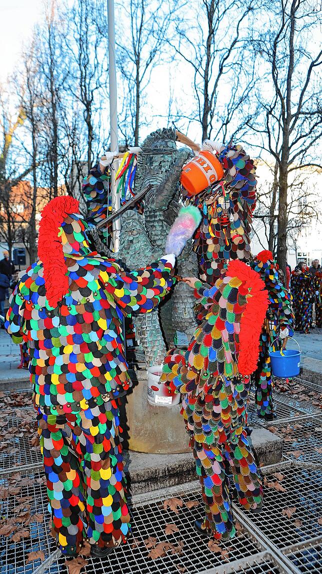 Bild 3: Konstanzer Fasnacht: Blätzlebuebe feiern den Auftakt 2023 auf dem Augustinerplatz