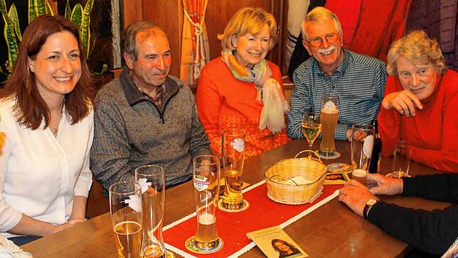 Am Ende des Abends nutzt Alexandra Kipp (links) noch die Möglichkeit zum Gespräch mit Bürgern und geht von Tisch zu Tisch.