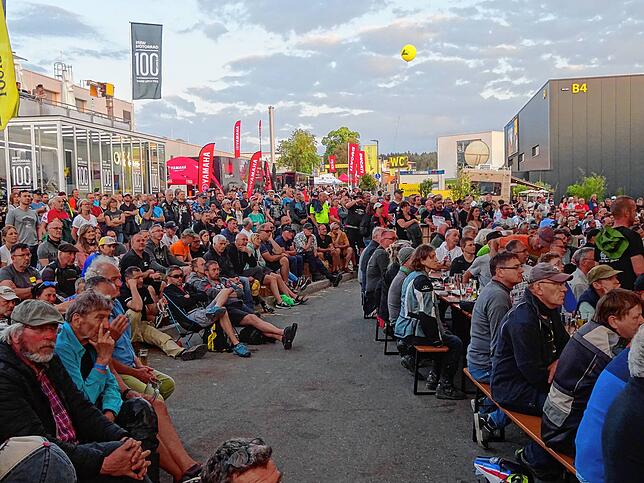 Prall gefüllt: Die Zuschauerkulisse vor der großen Bühne am Samstagabend.