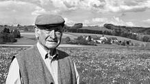 Die Hügellandschaft, die er liebt: Landwirt Ernst Beck 2014 mit dem Oberfrickhof rechts im Hintergrund. Der ehemalige Ortsvorsteher ...