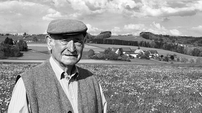 Die Hügellandschaft, die er liebt: Landwirt Ernst Beck 2014 mit dem Oberfrickhof rechts im Hintergrund. Der ehemalige Ortsvorsteher ...