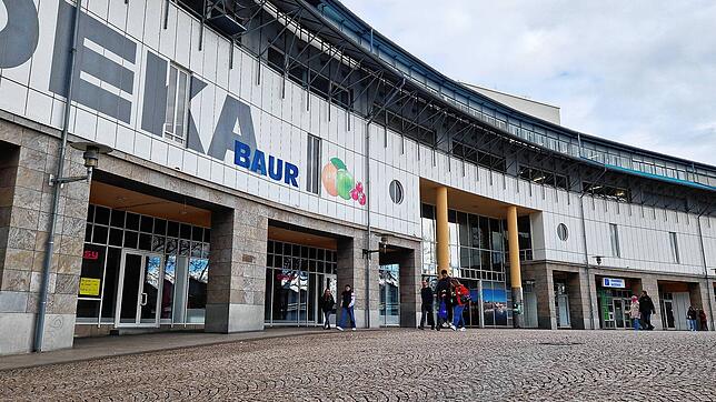 Der Edeka-Markt hat seit rund neun Monaten geschlossen. Mit der Sanierung des Gebäudes am Romanshorner Platz soll es nun endlich vorangehen.
