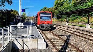 Ein Zug auf der Bodenseegürtelbahn in Überlingen-Therme beim Warten auf einen Gegenzug. An diesem Bahnhof kreuzen viele Züge.