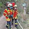 Mit einer Wärmebildkamera suchen die Wehrleute nach versteckten Glutnestern im Wald bei Hammereisenbach. Dort wird ein Waldbrand auch ...