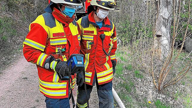 Mit einer Wärmebildkamera suchen die Wehrleute nach versteckten Glutnestern im Wald bei Hammereisenbach. Dort wird ein Waldbrand auch ...