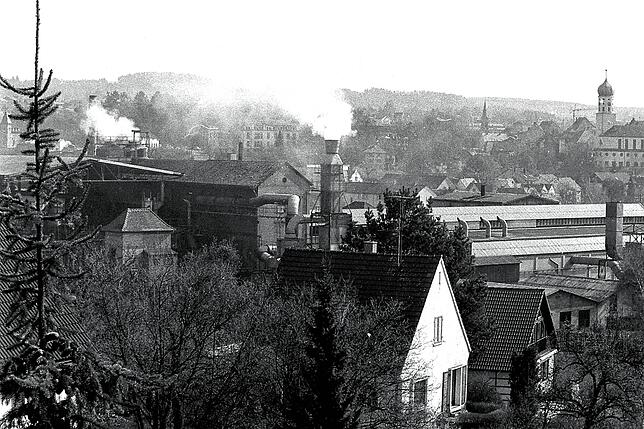 Die KHD Gießerei Fahr von Nellenburg-Hang aus. Rechts hinten ist St. Oswald zu sehen und unter dem Rauch das Krankenhaus.