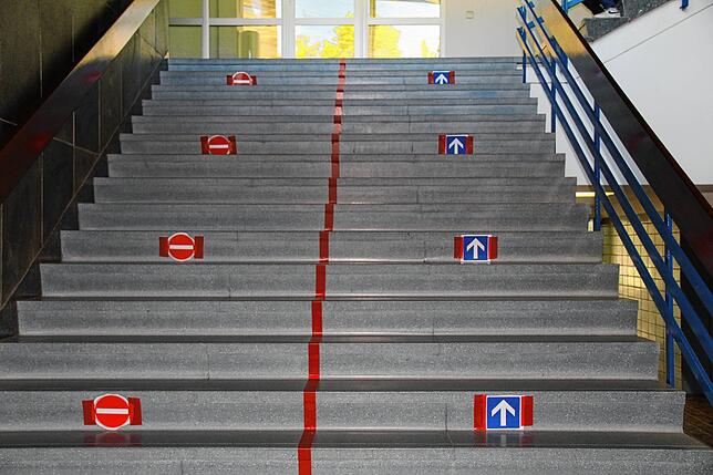 Die Wege zum Betreten und Verlassen des Hallenbades Villingen sind genau gekennzeichnet.