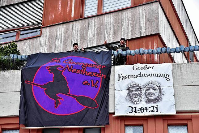 Auf dem Marktplatz hängen Michael Stockburger (rechts) und Alessandro Semeraro ein Banner von den Nesthexen und ein Plakat der ...