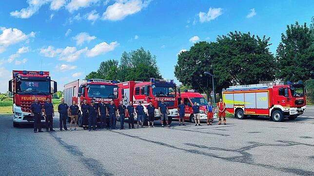 Der Logistikzug der Feuerwehr im Schwarzwald-Baar-Kreis unterstützt die von der Hochwasserkatastrophe betroffenen Gebiete in ...