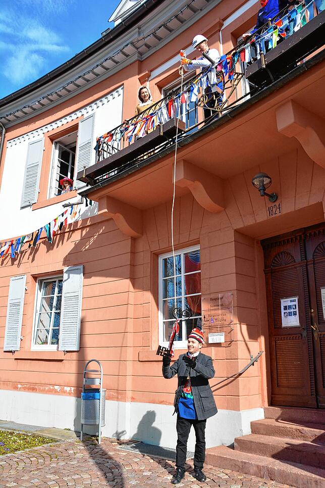 Nach einigem Hin und Her gibt sich der Bürgermeister geschlagen und lässt den Schlüssel vom Balkon herunter. Bild: Sabine Naiemi