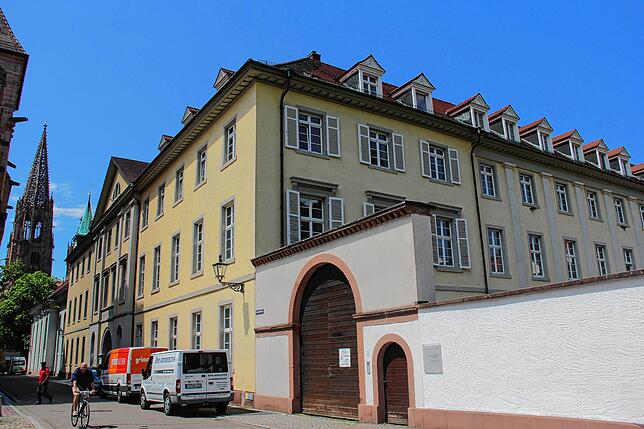 In Reichweite: rechts das Priesterseminar Borromäum, daneben das Münster von Freiburg.