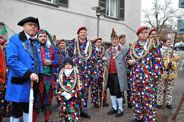 Wer setzt sich wohin in Marsch, um dort Schüler zu befreien?