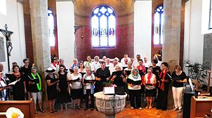 Der Cantus Valbeja aus Jestetten singt beim Doppelkonzert zusammen mit dem gemischten Chor Rheinau in der Bergkirche in Rheinau. Foto: ...