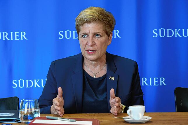 Nicole Razavi zu Besuch beim SÜDKUREIR-Medienhaus in Konstanz. In der Redaktion legte sie ihre VOrstellung einer Baupolitik dar, die zu ...