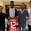 Transfer perfekt: In der Geschäftsstelle von Bayer Leverkusen freuen sich (von links) Spielervermittler Rainer Störk, Edmond Tapsoba, ...