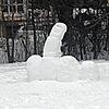 &bdquo;Alles doof!&ldquo; soll dieser Stinkefinger aus Schnee sicher bedeuten.