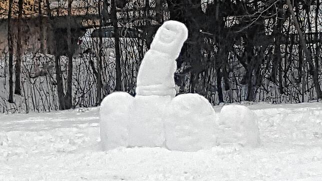 &bdquo;Alles doof!&ldquo; soll dieser Stinkefinger aus Schnee sicher bedeuten.